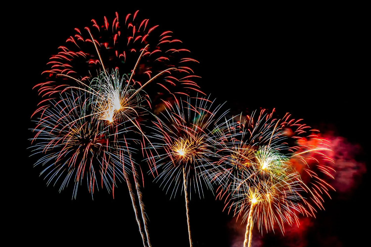 gepservices-precaucion-petardos-fondo-de-exhibicion-de-fuegos-artificiales-para-aniversario-de-celebracion -