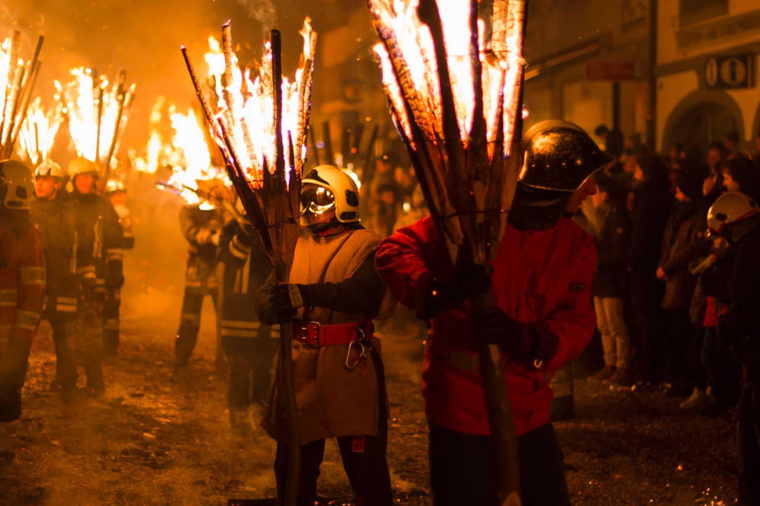 Gepservices Precaucion Pirotecnia Los Participantes Del Festival De Chienbaese Suiza Liestal 2018 Llevan Troncos En Llamas Por La Ciudad - Gep Services