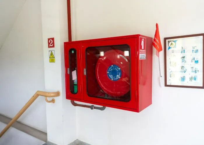 gep-services-equipo-de-seguridad-contra-incendios-en-una-escalera-de-un-edificio-con-unidad-de-extintor -