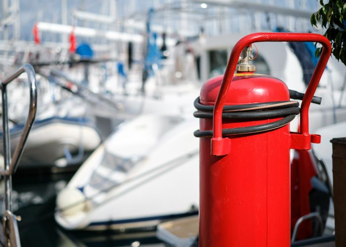 Gep Services Primer Plano Del Extintor De Incendios En El Amarre Del Club Nautico Fondo Borroso Que Proporciona Proteccion Contra Incendios Y Prevencion De Seguridad - Gep Services