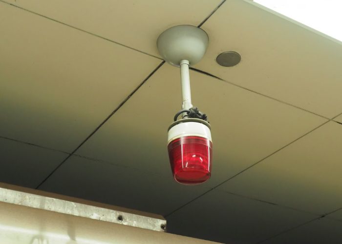 Gep Services Una Luz De Advertencia Roja Cuelga Del Techo - Gep Services